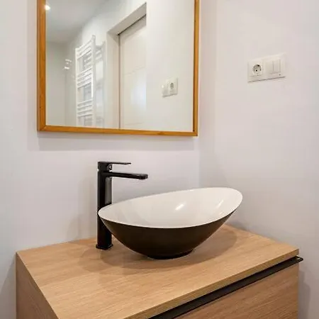 Elegant With Balcony, Pool & Parking Apartment *