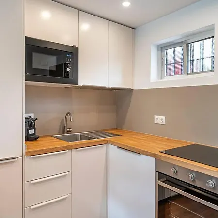 Elegant With Balcony, Pool & Parking Apartment *