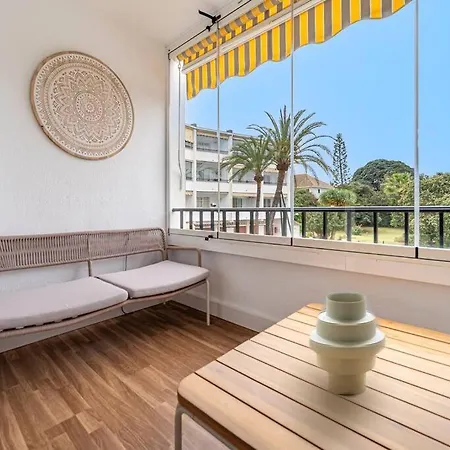 Elegant With Balcony, Pool & Parking Apartment Marbella