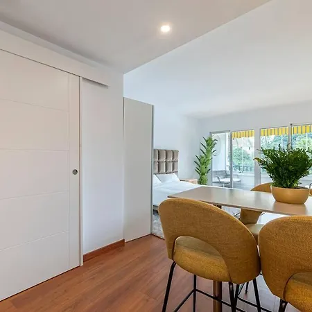 Elegant With Balcony, Pool & Parking
