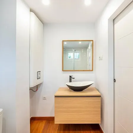 Apartment Elegant With Balcony, Pool & Parking