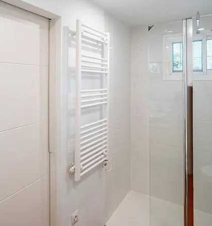 Elegant With Balcony, Pool & Parking Marbella