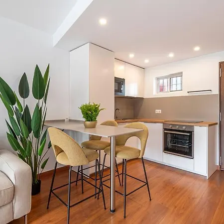Elegant With Balcony, Pool & Parking *