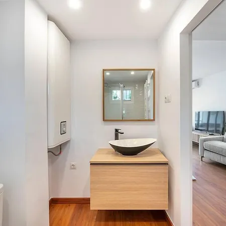 Elegant With Balcony, Pool & Parking Apartment *