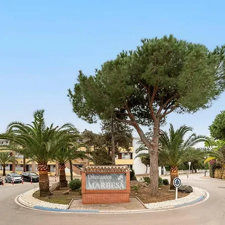 Elegant With Balcony, Pool & Parking Apartment *