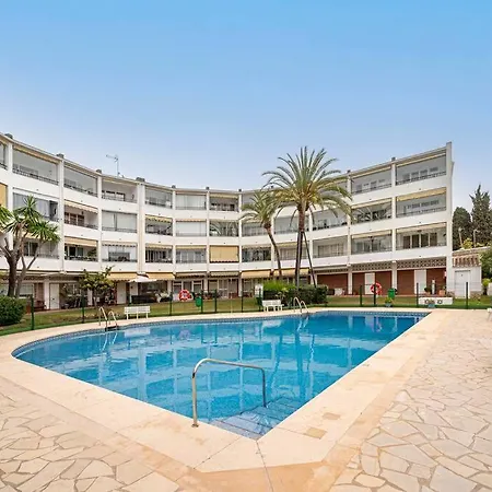 Elegant With Balcony, Pool & Parking Apartment Marbella